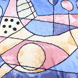 Detailopname van een bedrukte zijden sjaal voor dames met abstract geometrisch patroon.