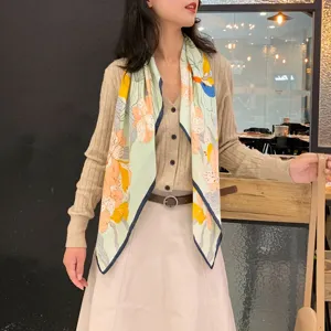 Foulard quadrato in seta con stampa animale da donna, ideale per sole e look quotidiano chic.