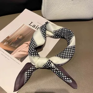 Chic bufanda de seda a cuadros blanco y negro para mujer, elegante accesorio de cuello.