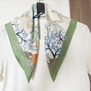 Seidentuch mit Blumenmuster Detail, elegante botanische Gestaltung mit grünem Rand Accessoire.