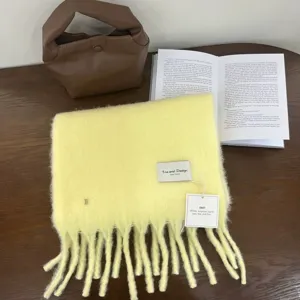 Zachte pluizige gele winterscarf met franjes warme gebreide modeaccessoire voor damesstijl
