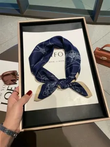 Elegantes 53cm dunkelblaues Seidentuch mit architektonischer Linienkunst für Damen.