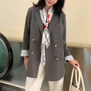 Elegante foulard quadrato stampato da donna, sciarpa estiva versatile e accessorio.
