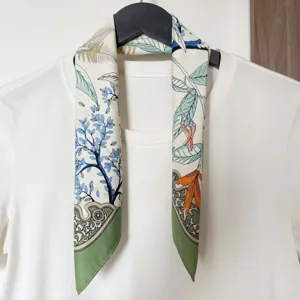 Nahaufnahme Detailansicht eines eleganten botanischen Blumen-Seidenimitat Schals.