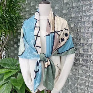 Elegante bedrukte vierkante zijden sjaal met een abstract geometrisch patroon.