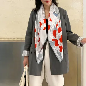 Elegante foulard quadrato in seta con stampa floreale e uccelli, accessorio estivo.