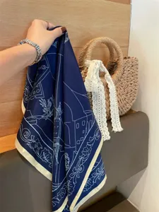 Blaues Seidentuch mit architektonischem Linienprint, elegantes 53cm dünnes Damentuch stilvoll.