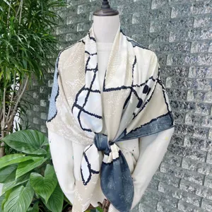 Gedetailleerd overzicht van de elegante vierkante zijden sjaal met abstracte print op pop.