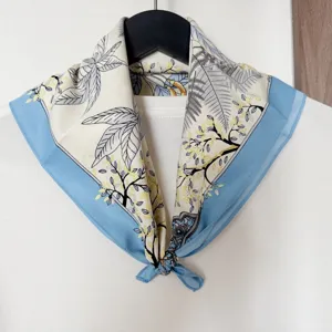 Elegantes Seidentuch mit Blumenmuster, modisches kleines Quadrat-Halstuch fuer Damen.