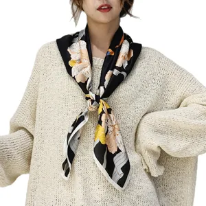 Chic foulard quadrato in seta con stampa floreale animale da donna, elegante sciarpa estiva.