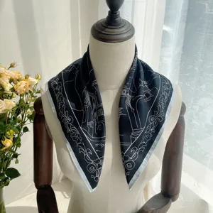 Detailansicht des eleganten schwarz-weißen Seidentuchs, künstlerischer Print und feiner Stoff.