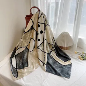 Geometrisch bedrukte vierkante zijden sjaal voor dames, elegant mode nekaccessoire.