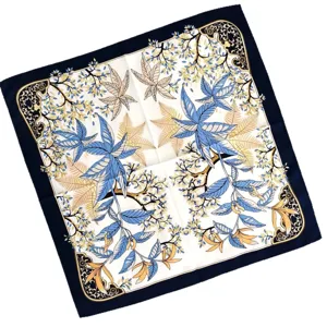 Elegantes quadratisches Seidentuch für Damen mit botanischem Print und dunklem Barockrand.