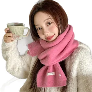 Gezellige roze gebreide wintershawl voor dames, stijlvol en warm accessoire voor koude winterdagen.