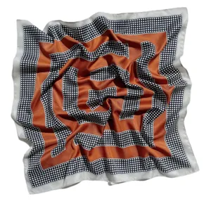 Pañuelo cuadrado tacto seda 53cm estampado geométrico naranja moda para mujeres