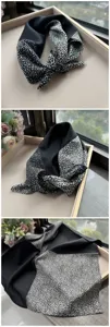 Vue détaillée du petit foulard carré en soie sergée à imprimé abstrait noir et blanc 53cm.