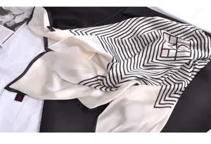 Schicker schwarz-weißer geometrischer Seidenschal, elegantes quadratisches Tuch.