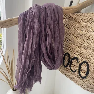 Nahaufnahme des violetten, knittrigen Baumwoll-Leinenschals mit natürlicher Textur.