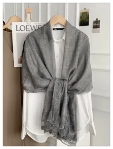 Grijze elegante kanten sjaal met linnenlook, modieus accessoire voor vrouwen in de lente en herfst.