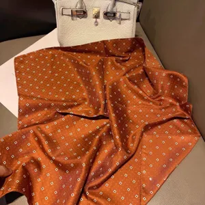 Chic pañuelo cuadrado de seda naranja con elegante patrón geométrico para mujer accesorio.