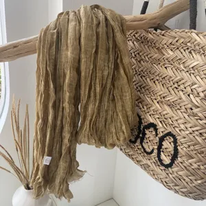 Natürlicher Knitteroptik Baumwolle Leinen Schal Tuch in Senfgelb, Detailansicht Lifestyle.