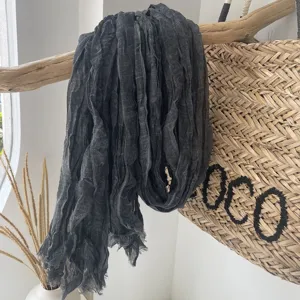 Detailansicht des dunkelgrauen Knitter-Baumwoll-Leinenschals im natürlichen Stil.