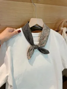 Foulard carré en soie effet léopard pour femme accessoire de mode élégant vue détaillée.
