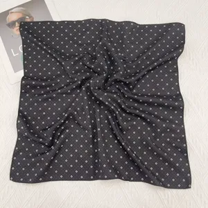 Detalles del pañuelo de seda negro de 53 cm con elegantes lunares blancos y textura suave.