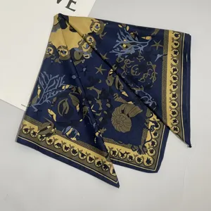 Pañuelo cuadrado de seda de lujo con diseño estampado de corales y conchas marinas vintage.