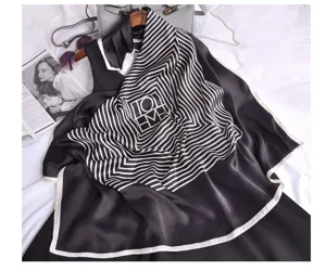 Schwarzes und weißes geometrisches Seidentuch, elegantes Halstuch für Damen im Herbst.