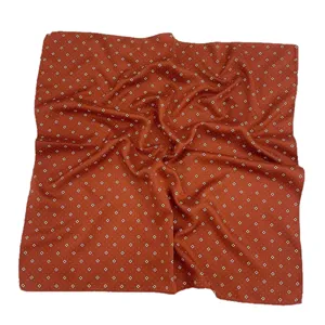 Pañuelo cuadrado de lunares fino y versátil de estilo coreano para mujeres de primavera.