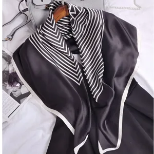 Schwarz-weißer geometrischer Druck Quadrat-Schal, elegante Kunstseide Halstuch für Damen.