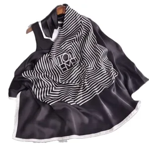 Elegantes schwarz-weisses Seidentuch mit geometrischem Muster, stilvoll und vielseitig fur Damen.