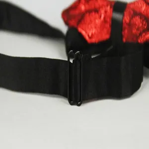 Detailansicht einer roten Brokat Fliege mit verstellbarem schwarzem Band für Herren.