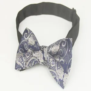 Detailansicht der eleganten Herren Polyester Paisley Fliege mit schwarzem Band für Business.