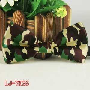 Detalle pajarita de poliéster con estampado de camuflaje, elegante accesorio para hombre.