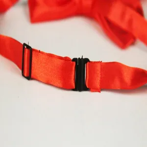 Vue détaillée de la sangle réglable et de la boucle sur l'accessoire de nœud papillon.