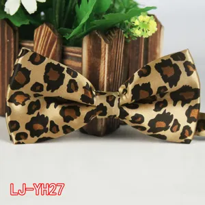 Vista detallada de una pajarita de poliéster con estampado de leopardo elegante.