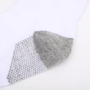 Nahaufnahme der Ferse eines weißen und grauen Sportsocken mit verstärktem Frotteeboden.