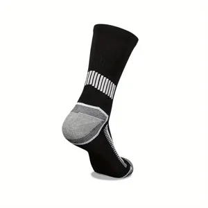 Primo piano dettagliato della calza sportiva nera con strisce di supporto e tallone grigio.