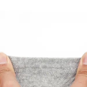 Detailansicht des grauen Stretch-Strickgewebes mit hoher Elastizität und atmungsaktiver Sockenstruktur.