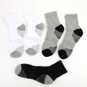 Nahaufnahme von Sportsocken mit atmungsaktivem Mesh-Gewebe und gepolstertem Frotteeboden.