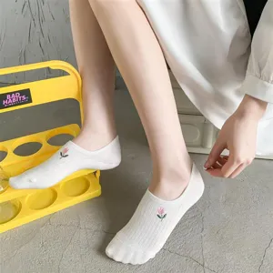 Calzini invisibili estivi in cotone bianco con ricamo di tulipani rosa per donne eleganti