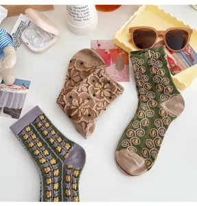 Damen Retro Socken Mid-Tube 3D-Relief Herbst Winter blumig kunstvolles Hof-Design Detail