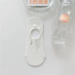 Calzini invisibili bianchi da donna, design estivo sottile e basso con ricamo di luna.
