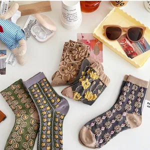 Vintage Damen Mittelsocken im ethnischen Stil mit 3D Relief Blumenstickerei für den Herbst.