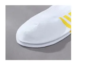 Calzini corti sportivi bianchi da uomo con strisce gialle alla moda, design sottile e traspirante.