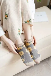 Retro floral short socks for women, vintage style thin breathable ankle socks with ruffles.