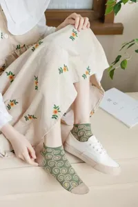 Vintage retro floral short socks for women, thin cotton crew socks with stylish pattern.