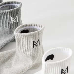 Calzini corti casual da uomo con logo M, calze sportive in cotone traspiranti e comode per sport.